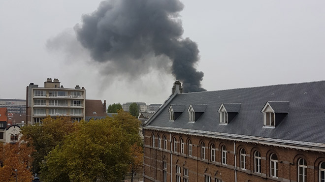 Incendie à Etterbeek: une épaisse colonne de fumée noire - RTL info