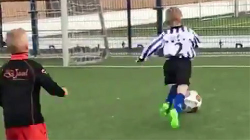 Le fils de Dirk Kuyt a 5 ans, et il joue déjà mieux que vous (vidéo ... - RTL info