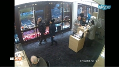 Un couple dévalise une bijouterie devant les caméras à Liège