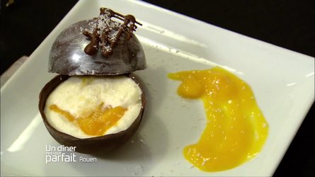 Voir la recette : Mousse mascarpone coco en sphère de chocolat et sa mangue surprise