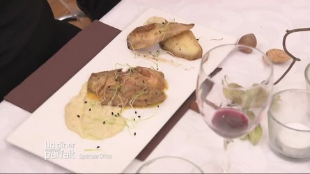 Voir la recette : Foie gras poêlé et passé sous cocotte avec du foin, crème d'oignons et poires poêlées