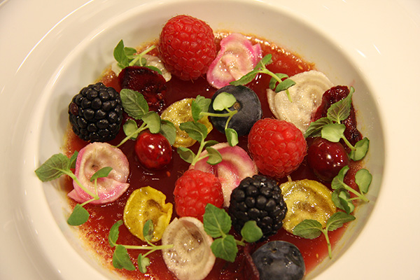Voir la recette : Jardin de betteraves sur un lit de fruits rouges en aigre-doux