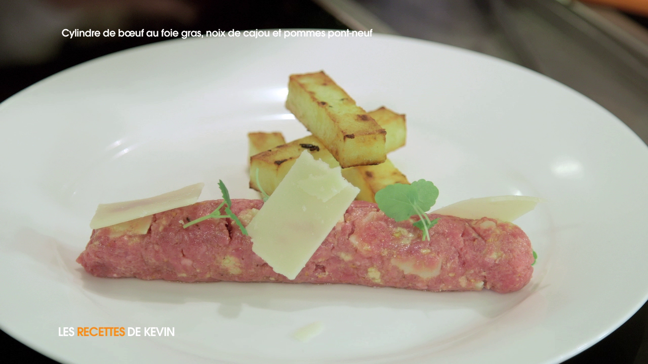 Voir la recette : Cylindre de bœuf au foie gras, noix de cajou et pommes pont-neuf (Steak revisité)