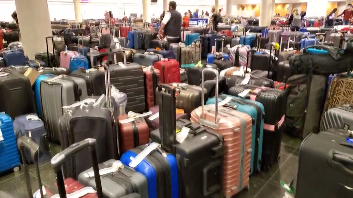 Mucchi di bagagli e code interminabili: come si spiega il caos negli aeroporti europei?