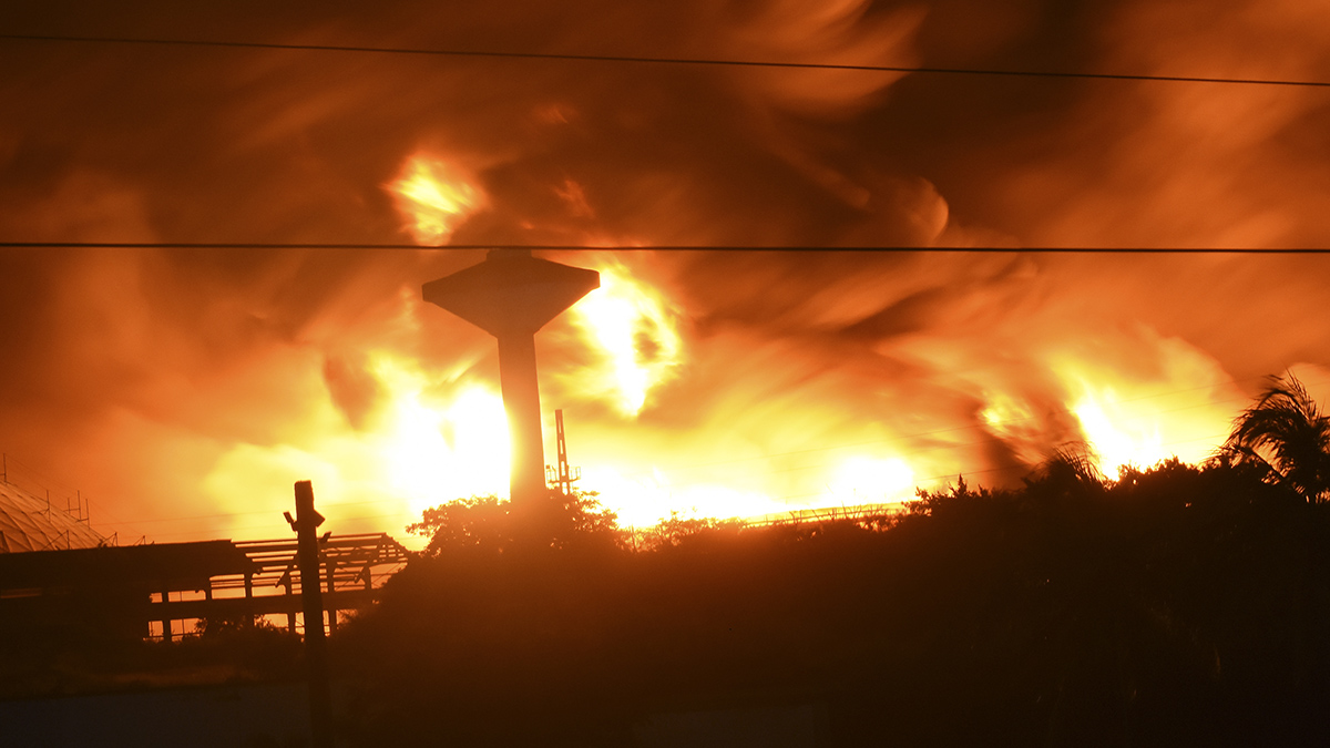 Cuba: Al menos un muerto en gigantesco incendio en depósito de petróleo