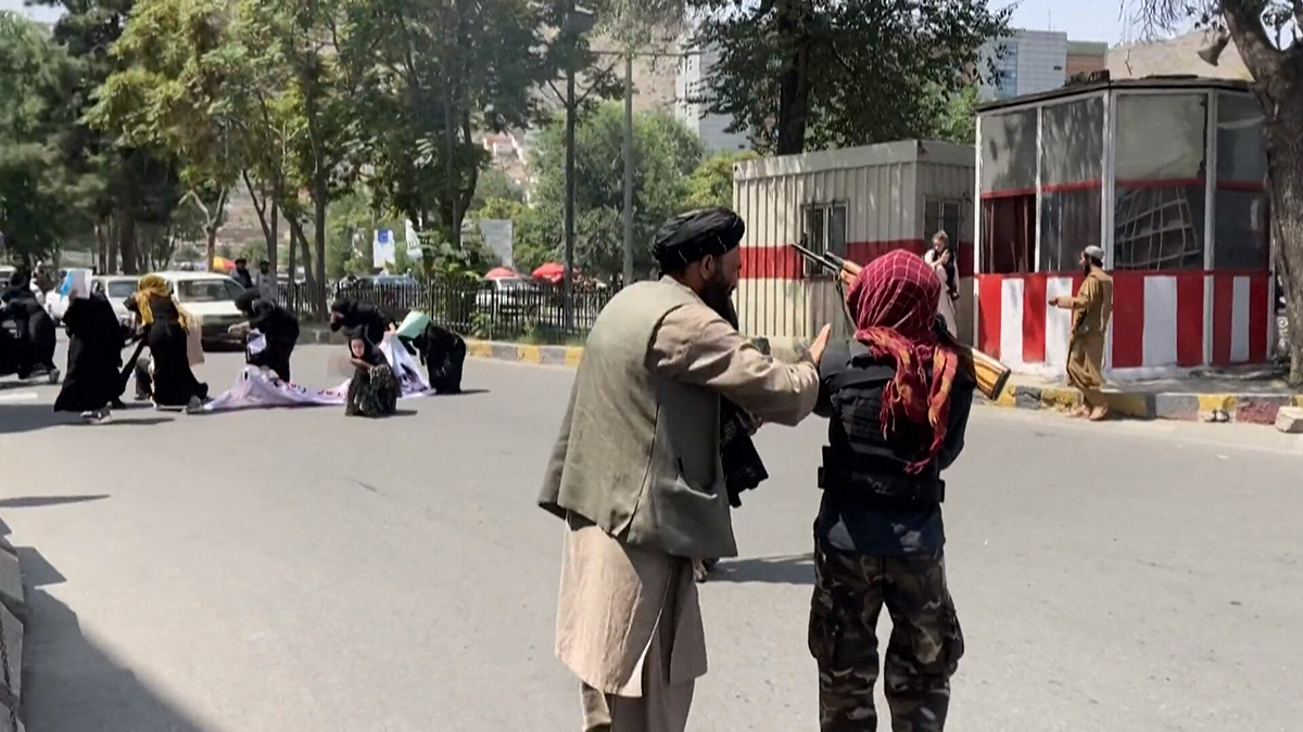 “Giustizia e giustizia”: le donne che manifestano a Kabul e i talebani si vendicano usando le loro armi (video)