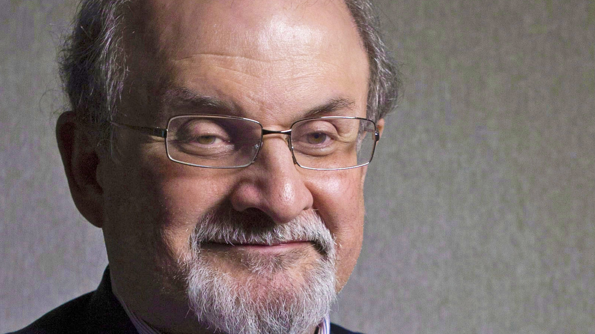 Assalto a Salman Rushdie: sappiamo di più sulla salute dello scrittore
