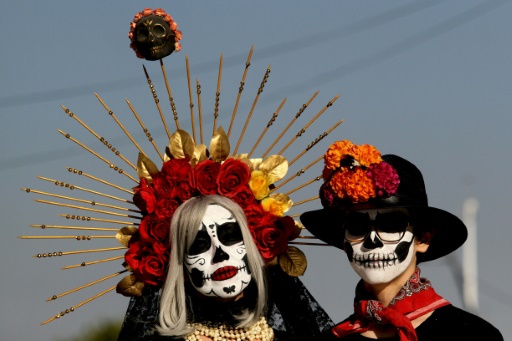En México, más de un millón de personas participan en el desfile para dar inicio al Día de Muertos