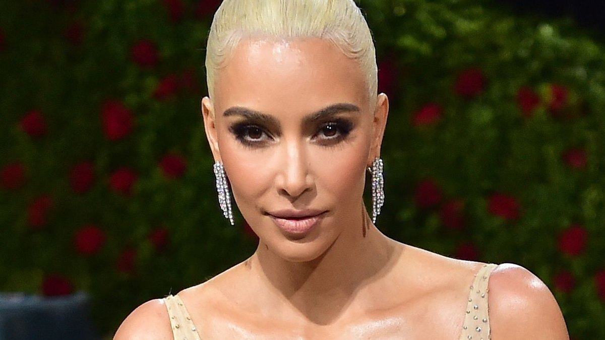 Kim Kardashian: i suoi fan si congratulano con lei per aver rivelato il suo viso senza trucco (video)
