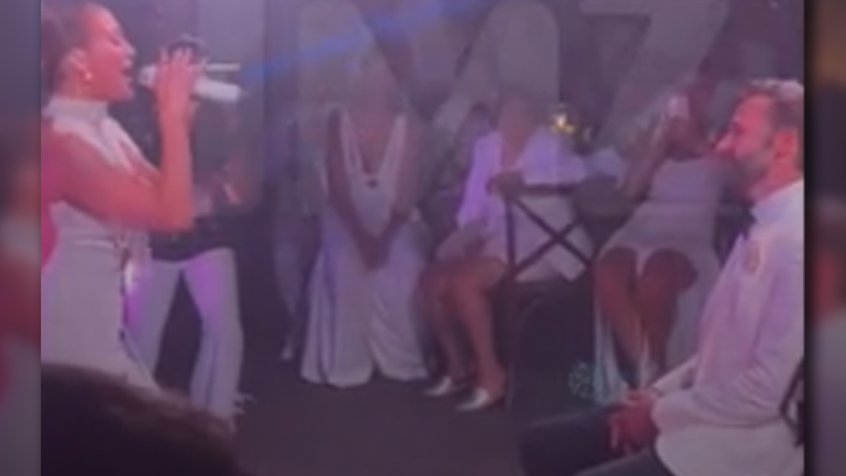 ‘Non ne ho mai abbastanza di te’: Al suo matrimonio, Jennifer Lopez esegue una nuova canzone per Ben Affleck (VIDEO)