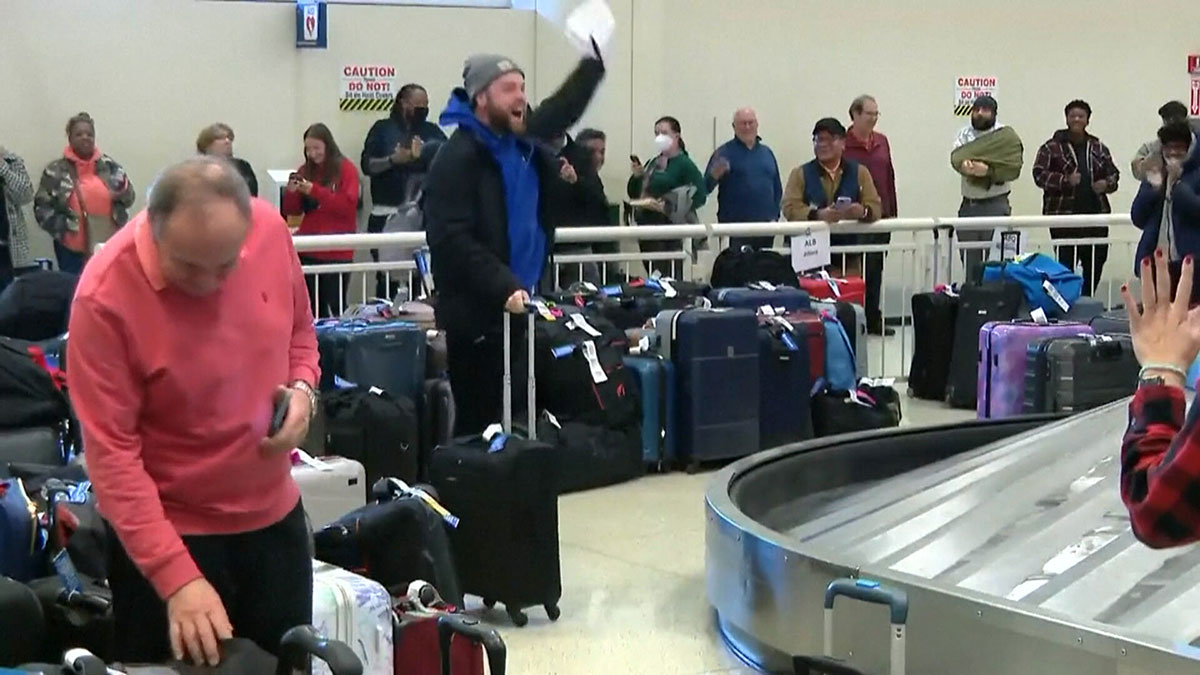 “I’m going to party”: the reaction of this man finding his suitcase is magic