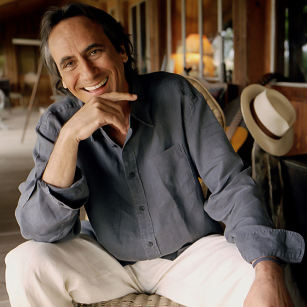 Il tape sur des bambous