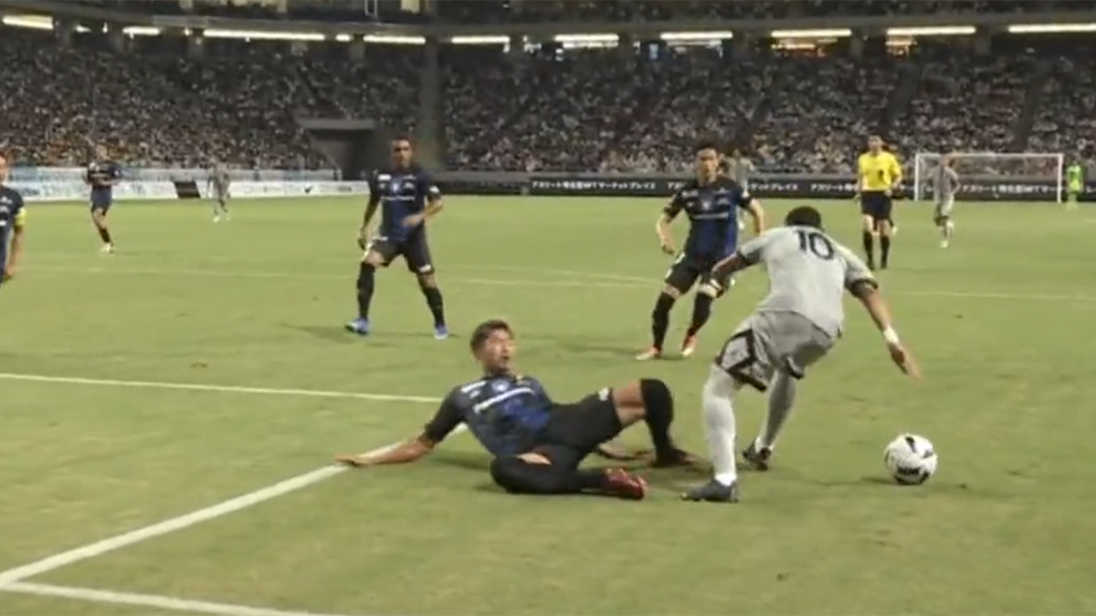Rotolare per terra…senza toccarsi: Neymar ottiene un rigore dopo una simulazione ridicola (video)