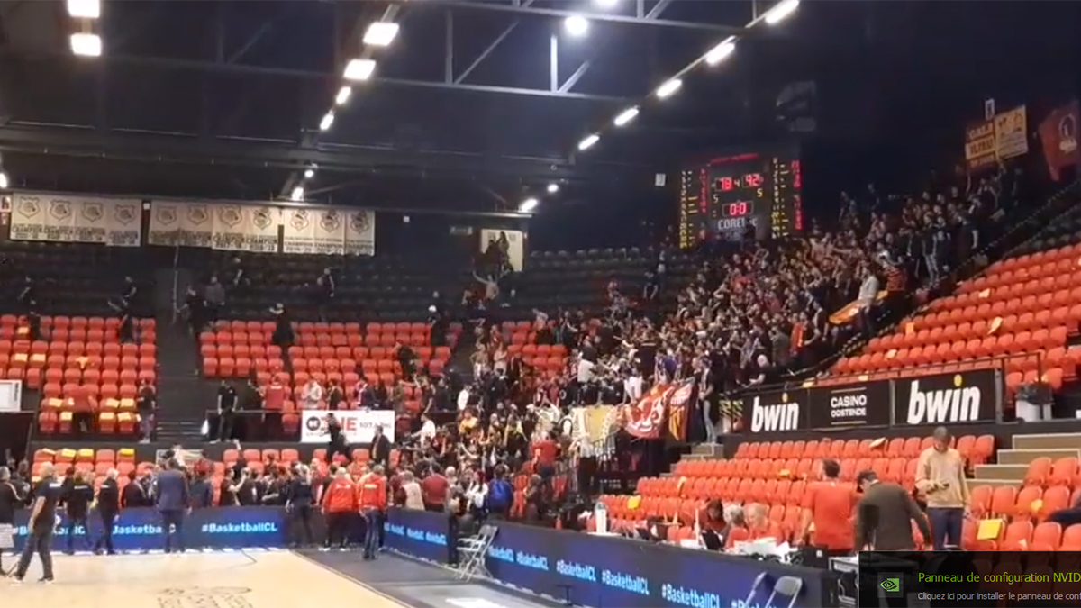 Scandale à Ostende: des fans du Galatasaray arrachent des sièges et provoquent une bagarre en tribune (vidéos)
