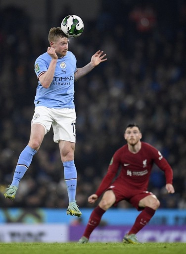 Belgas en el extranjero – Con dos asistencias de De Bruyne, el Manchester City se salta al Liverpool en la Copa de la Liga