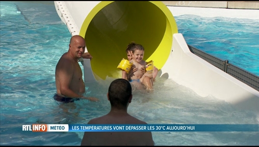 Affluence à La Piscine En Plein Air De Loverval En Raison Du Beau Temps